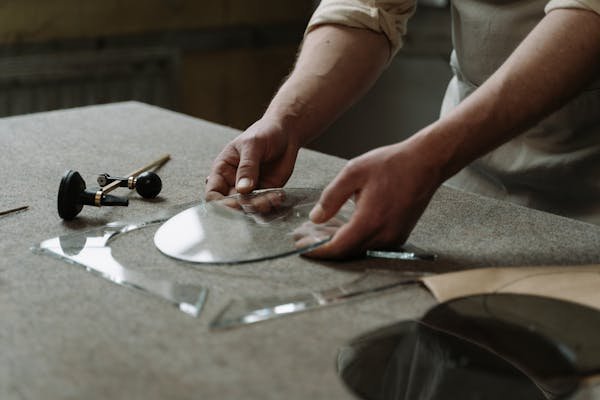 Artisan vitrier à paris : qualité, rapidité et services variés